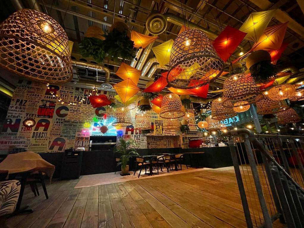 Restaurant feature lighting installation