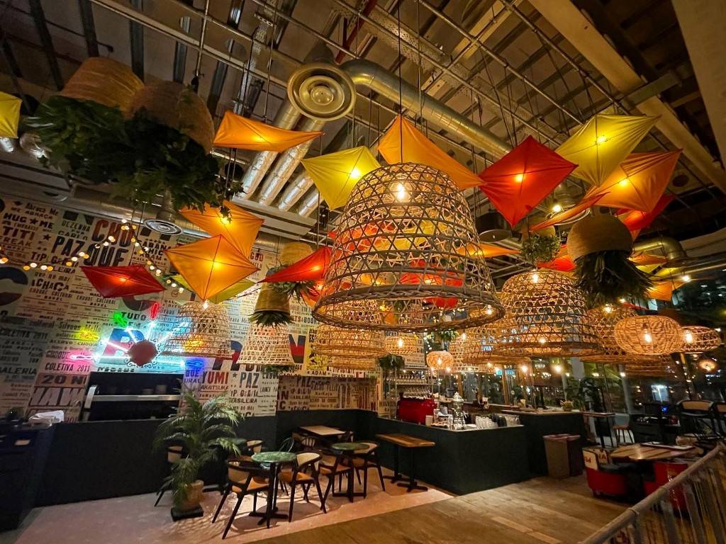 Restaurant pendant and feature lighting
