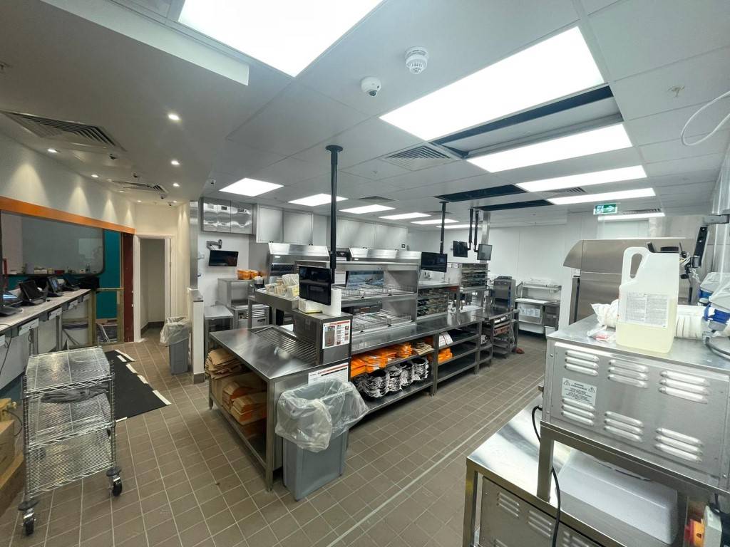 Commercial containment and cable tray